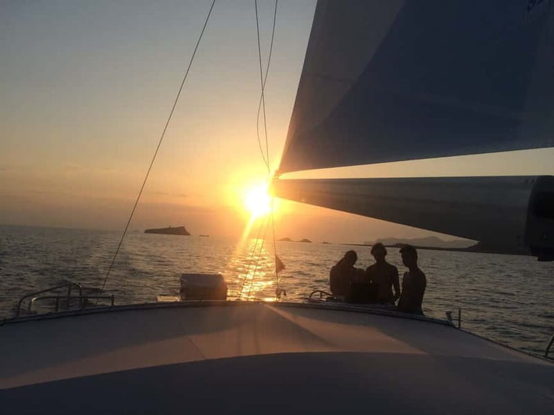 Palma de Mallorca: Deluxe Catamaran Sailing Tour with Meal - Sunset option: tapas and canapés with adult-only romance