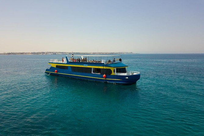 Paradise Catamaran Conquest 2 Hours Semi Submarine & snorkeling - Hurghada - Semi-submarine in Hurghada: seeing coral at about 4 meters without getting wet