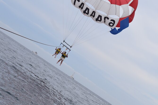 Parasailing in Alicante - Group Size and Sharing the Moment: Couples, Friends, and Families