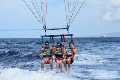 Parasailing in Waikiki from Oahu Hawaii - From Boat to Lift-Off: What the Crew Does Before You Go Up