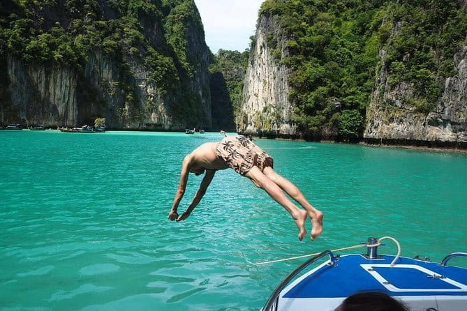 Phi Phi Maya and Maithon by Indigo Luxury Catamaran in Phuket - Ko Mai Thon (Honeymoon Island): the water playground hourglass
