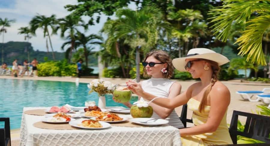 Phuket:Phi Phi, Bamboo, Maiton, Maya Speed Catamaran Tour - Phi Phi Don lunch and the snorkeling near Phi Phi Leh