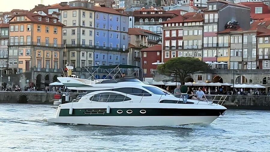 Porto: Luxury 6 Bridges Yacht Cruise with Wine & Snacks - Freixo Marina: the easiest way to start this cruise on time