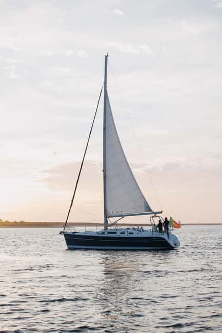 Porto: Sunset Cruise with Welcome Drink in a Sailboat - Calitor sailboat and small group comfort: what 2 hours feels like