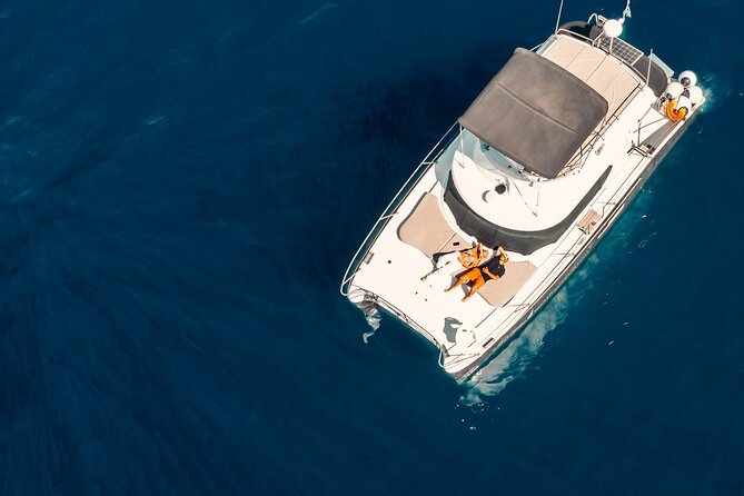 Private Caldera Cruise with Power Catamaran ENJOY incl. Meal & Drinks - Why a power catamaran cruise is such a smart Santorini plan