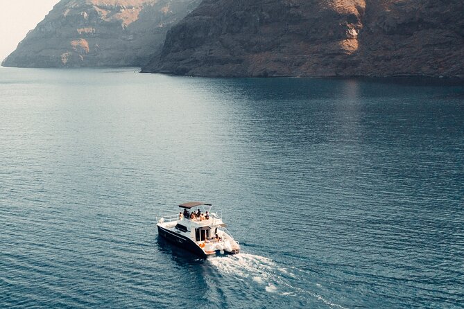 Private Caldera Cruise with Power Catamaran ENJOY incl. Meal & Drinks - Stop 2: White Beach for a full hour of swimming