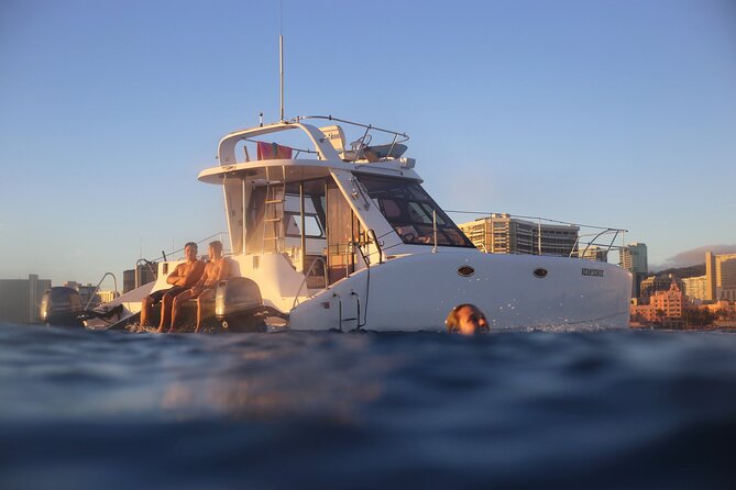 Private Catamaran Cruise and Snorkeling Tour in Honolulu - A private catamaran day off Waikiki and Diamond Head