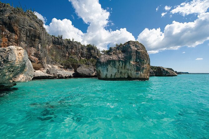 Private Catamaran Cruise to Bahia de las Aguilas - Bahía de las Águilas Beach Time: Floating Bar, Music, and Games