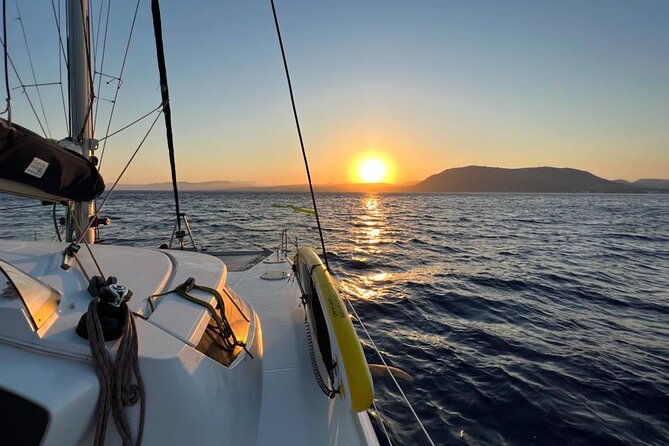Private CATAMARAN daytrip - Lindos/ Rhodos with Lunch and drinks - Private 8-person catamaran in Rhodes: why this format works