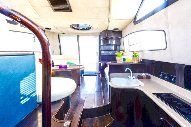 Private Charter Yacht: Dubai Marina, Atlantis And Burj al Arab - Burj Al Arab: how to get the right cruise time for the best views