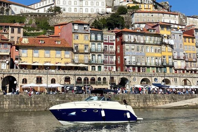 Private tasting in the Douro (1 to 7 people) on a yacht for yourself - Barra do Douro and the lighthouse: why sunset is worth planning for