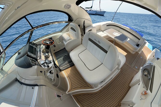 Private Yacht Sea Ray all-inclusive charter in Cabo - The crew experience: when service feels calm, not scripted