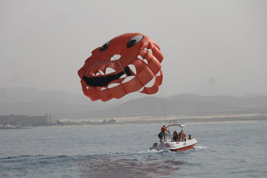 Puerto del Carmen: 10-Minute Parasailing Expereince - Boarding in Puerto del Carmen: what “meet at the office” really means