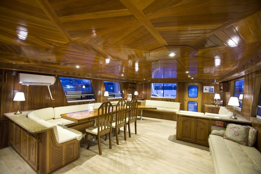 Reykjavik: Northern Lights Yacht Tour - How the guide experience shapes what you actually see