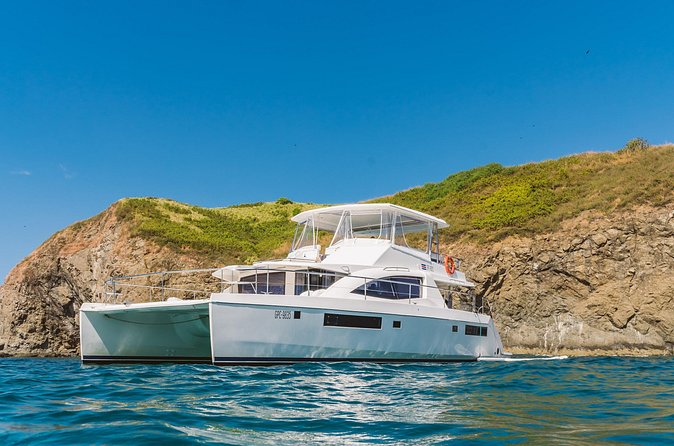 Royal Charters: The Premier Yacht Charter in Costa Rica - Drinks, music, and the onboard comfort that makes the day smoother