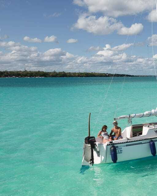 Sailboat tour in the seven colors lagoon of Bacalar - Small boat reality: who this works best for