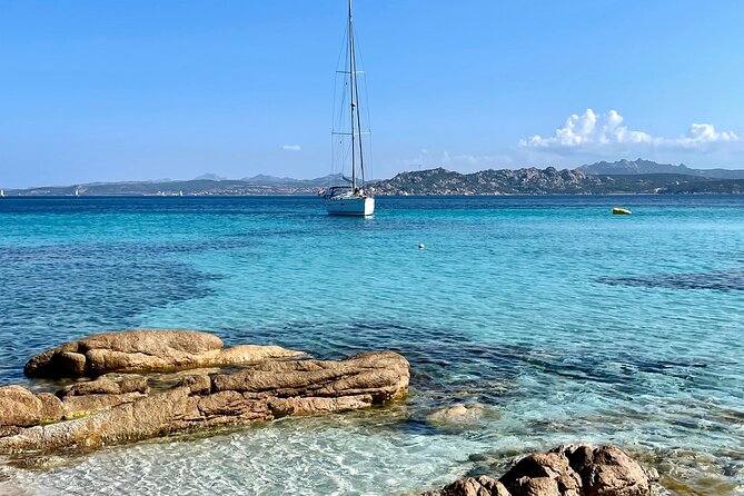 Sailing boat tour in the Maddalena Archipelago - Sailing in real sea conditions: wind, comfort, and safety notes