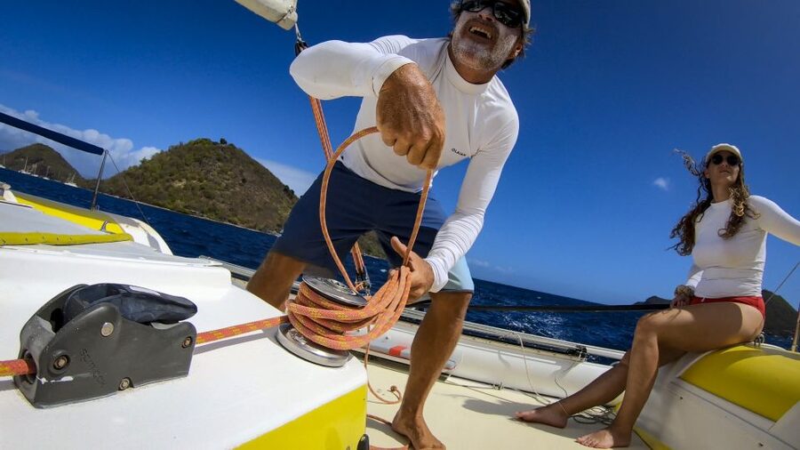 Sailing catamaran in La Baie des Saintes - Grande Baie in Terre de Bas: the swim stop and turtle chances