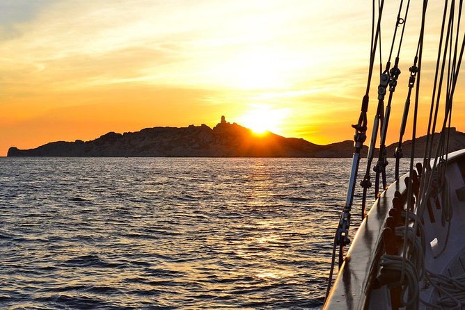 Sailing day in the heart of the Calanques - Calanque de Sormiou: the first mooring and the first real swim