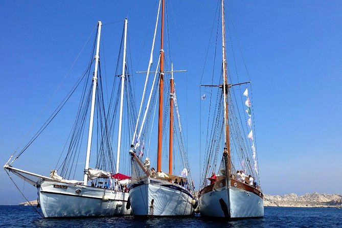 Sailing day in the heart of the Calanques - Crew expertise and sail handling on an old rig
