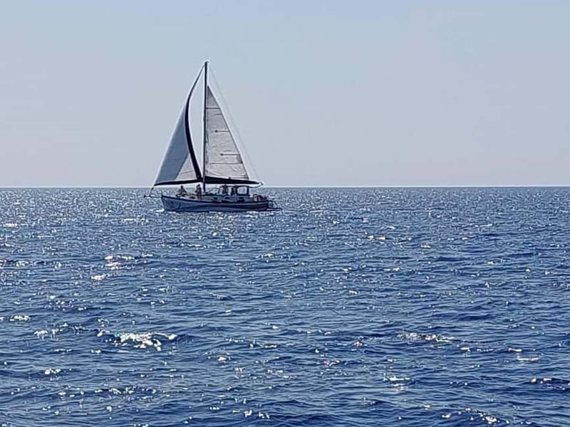 Sailing tour around Lindos with food and drinks - Why this Lindos sailing day feels personal (not like a cattle-boat)