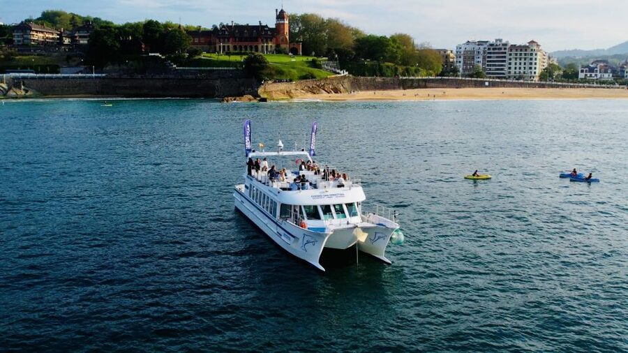 San Sebastian: Sustainable Catamaran Cruise with Audio Guide - Why a silent catamaran works so well in San Sebastián