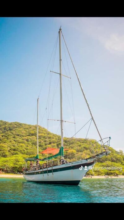 Santa Marta: Sailboat day tour to Tayrona Park - Riding past Taganga Bay, Granate Bay, and Aguja Island