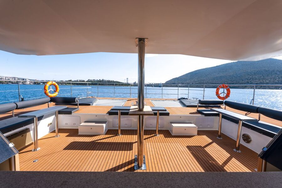 Santorini: Catamaran Caldera Cruise with Meal and Drinks - Sailing Views That Actually Beat Oia: Deck Time and Light Changes