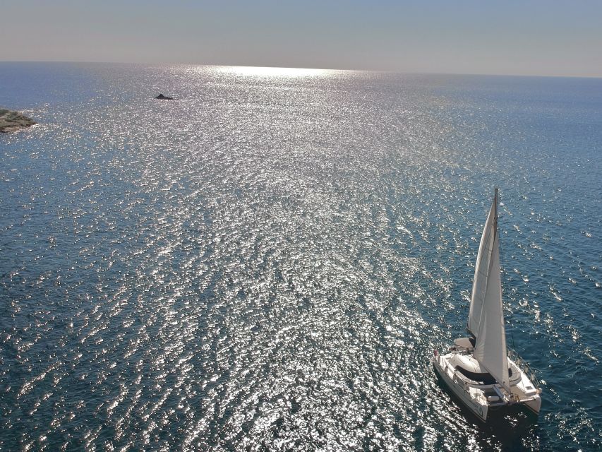 Santorini: Catamaran Cruise with Food and Drinks - Mésa Pigádia: the long beach meal break with snorkeling time