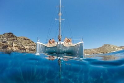 Santorini Catamaran Cruise with Fresh Meal and Open Bar - Hotel Pickup to Vlychada Port, With a Smooth 5-Hour Schedule