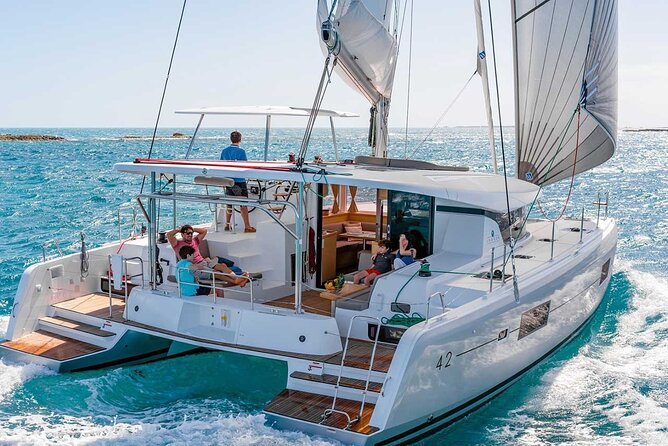 Santorini Catamaran Cruise with Greek Meal, Open-Bar and Sunset - 5 Hours of Catamaran Time: How the Day Really Moves