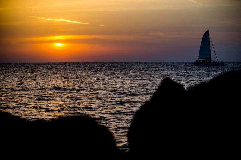 Santorini: Private Catamaran Cruise with BBQ Meal and Drinks - BBQ, open bar, and how the food fits the day