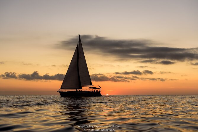 Santorini Private Sunset Sailing Tour with Dinner, Drinks &Transfer included - Food and drinks on board: what the included package really buys you