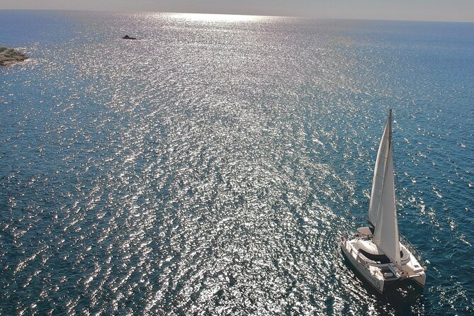 Santorini: Standard Small-Group Catamaran Cruise with Food/Drinks - BBQ buffet details and the drink setup