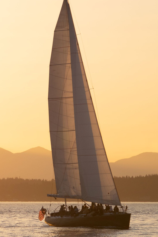 Seattle: Sunset Sailing Cruise - BYO on a Seattle sail: why it’s such a smart format