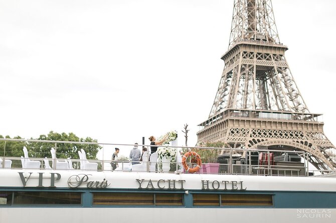 Seine River Dinner Cruise with Live Singer by VIP Yacht de Paris - Seating, Comfort, and Photo Strategy: Make It Easy on Yourself