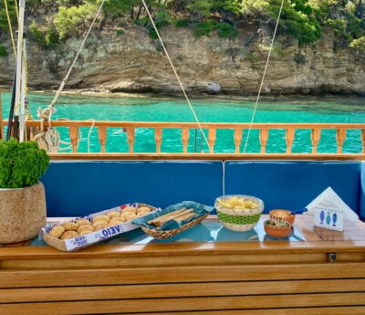 Skiathos : All-Inclusive Sailing Cruise with Lunch! - First hour: Skiathos Town and a smooth, friendly start