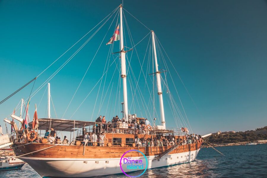 Sliema: Sailboat Party with an Open Bar, Food, and Swimming - The onboard party: DJ music, lounge views, and the drink line