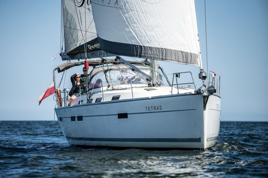 Sopot: Yacht Cruise Around the Bay with Welcome Drink - Stepping onto the marina: where you meet your yacht