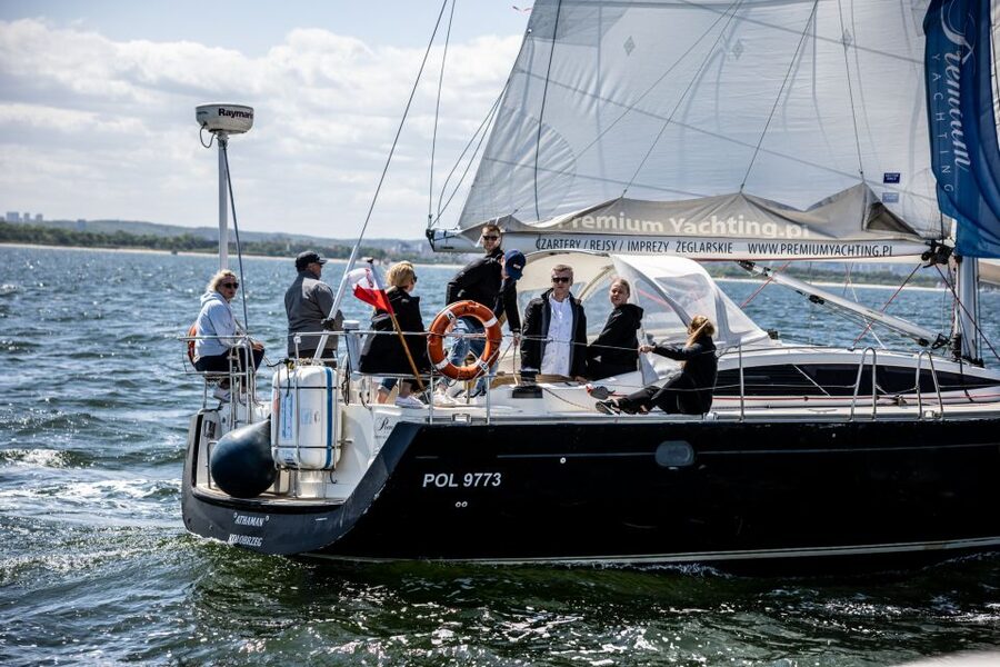 Sopot: Yacht Cruise Around the Bay with Welcome Drink - Prosecco or mulled wine, plus what’s included (and what costs extra)