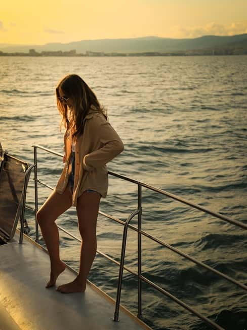 Sunny Beach: Sunset Catamaran Cruise with Dinner & Prosecco - Getting the best seats and dealing with boat comfort