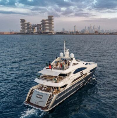Sunseeker Superyacht: VIP Dinner, Premium Drinks& Live Music - The 40-meter Sunseeker tri-deck feel: why the boat doesn’t feel crowded