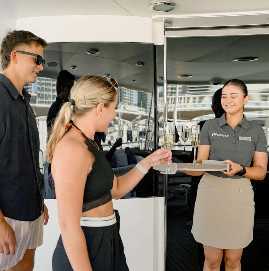 Sunseeker Superyacht: VIP Dinner, Premium Drinks& Live Music - Free-flowing bubbly and premium drinks: what’s included (and what to watch for)