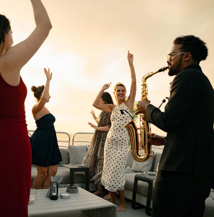 Sunseeker Superyacht: VIP Dinner, Premium Drinks& Live Music - Service that keeps the evening effortless
