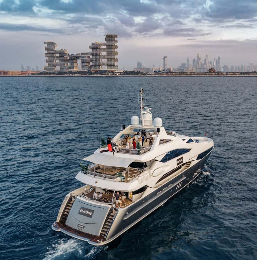 Sunseeker Superyacht: VIP Dinner, Premium Drinks& Live Music - The 40-meter Sunseeker tri-deck feel: why the boat doesn’t feel crowded