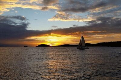Sunset Sail with Cocktails and Appetizers - The 2-hour sunset sail around Charlotte Amalie Harbor: what happens on board