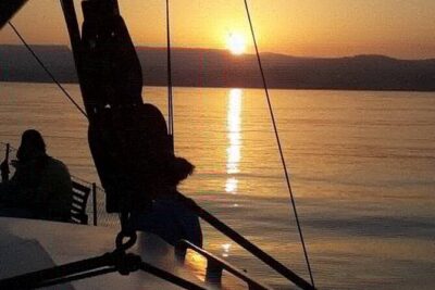Sunset Sailing Experience in Estepona - Meet Velero Intrepido: boarding, comfort, and getting situated
