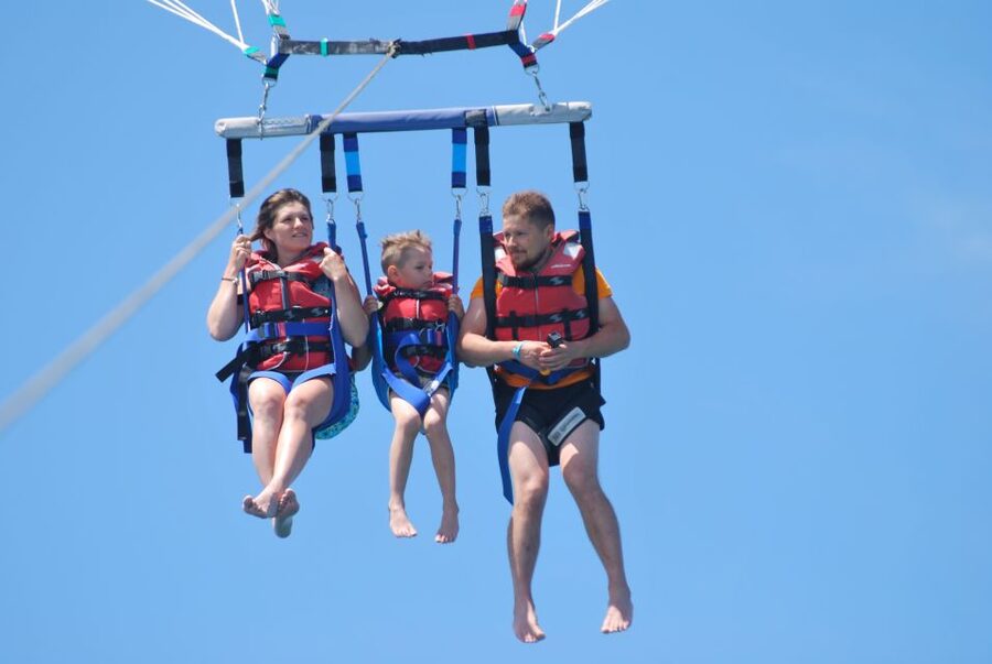 Torrevieja: parasailing experience - Flying solo or together: how the group setup works
