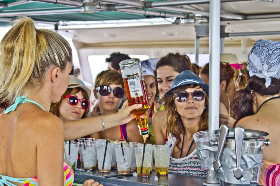 Valencia: Catamaran Party Boat with Lunch - Common Complaints to Watch For Before You Book