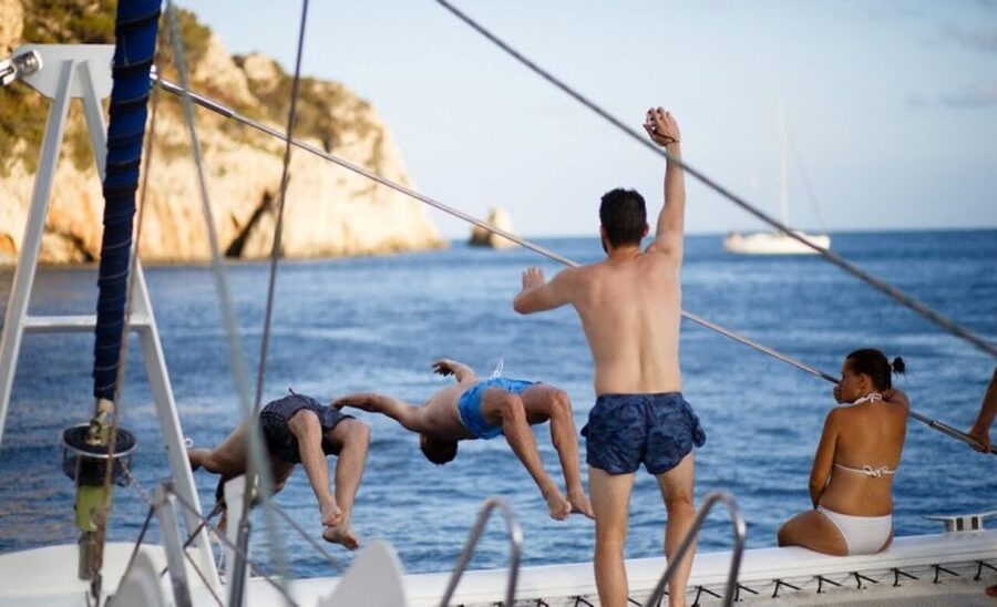 Valencia: Sailing Catamaran Cruise with Valencian Lunch - Practical tips for the day (so nothing slows you down)